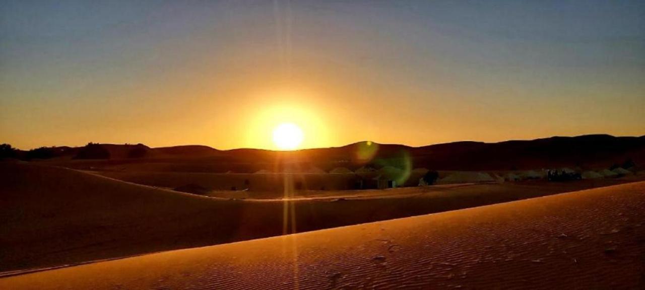 L'Homme Du Desert A Merzouga Bagian luar foto