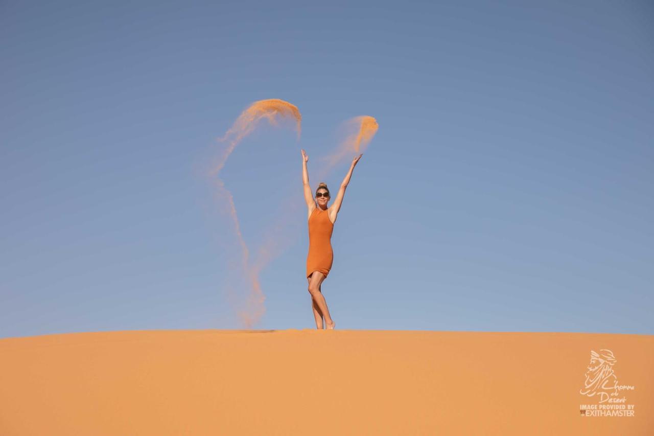 L'Homme Du Desert A Merzouga Bagian luar foto